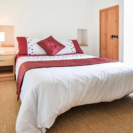 3 Bedroom Awesome Home In Vire Normandie Hébergement de vacances Saint-Martin-de-Tallevende